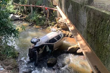 Imagem ilustrativa da imagem Motorista morre após carro cair de ponte na Região Serrana do ES