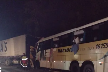 Imagem ilustrativa da imagem Motorista morre e 11 ficam feridos em acidente entre ônibus e caminhão no ES