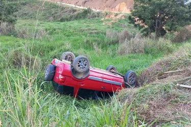 Imagem ilustrativa da imagem Motorista morre e dois passageiros ficam feridos em capotamento no ES