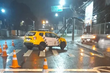 Imagem ilustrativa da imagem Motorista perde controle do carro e bate em poste em Vitória