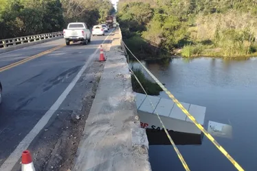 Imagem ilustrativa da imagem Motorista sobrevive após caminhão cair de ponte no ES e ficar submerso em rio
