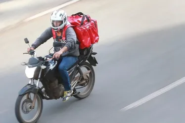 Imagem ilustrativa da imagem Motoristas por aplicativo cobram renda mínima e ameaçam greve