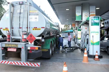 Imagem ilustrativa da imagem Motoristas suspendem greve e transporte do combustível vai ser retomado no ES