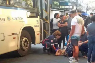 Imagem ilustrativa da imagem Mulher de 49 anos fica ferida após ser atropelada por ônibus no ES