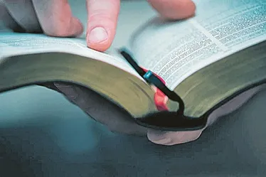 Imagem ilustrativa da imagem Mulher é agredida e tem Bíblia roubada perto de igreja em Viana