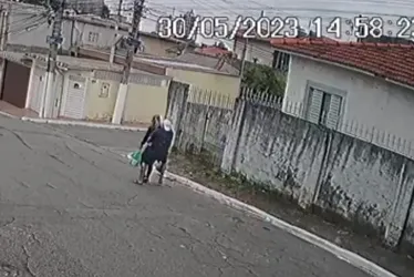 Imagem ilustrativa da imagem Mulher é atacada por trás na rua de casa em SP, e vídeo flagra agressor