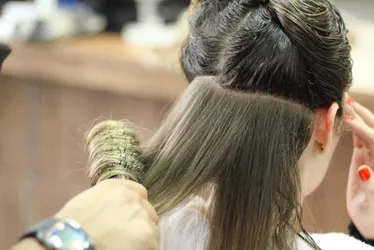 Imagem ilustrativa da imagem Mulher é suspeita de roubar cabelo de cadáver para fazer alongamento