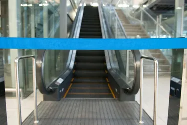 Imagem ilustrativa da imagem Mulher prende o pé em escada rolante em aeroporto e tem a perna amputada