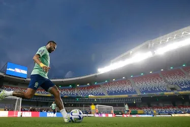 Imagem ilustrativa da imagem Neymar cai sobre a mão e dá susto em treino da seleção brasileira em Belém