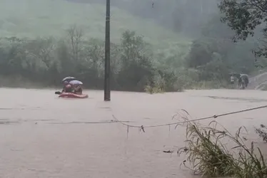 Imagem ilustrativa da imagem Nível de rio sobe e prefeitura do RS pede a moradores que se abriguem no telhado