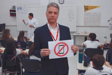 Imagem ilustrativa da imagem Novo relatório alerta para prejuízos do celular na escola