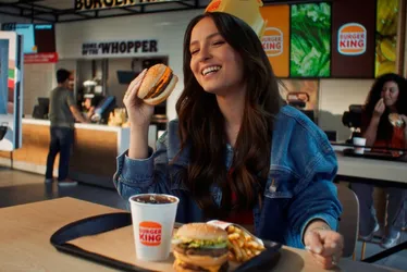 Imagem ilustrativa da imagem "O dinheiro é meu" ironiza Larissa Manoela em campanha de restaurante fast-food