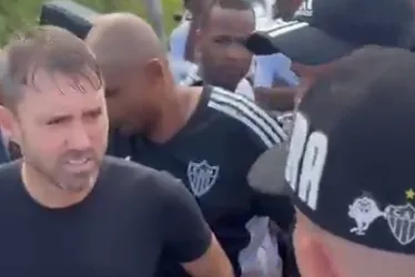 Imagem ilustrativa da imagem Organizada do Atlético-MG cobra Coudet em protesto após eliminação