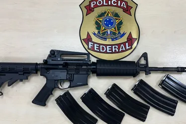 Imagem ilustrativa da imagem PF apreende fuzil entregue por transportadora na casa de traficante do ES