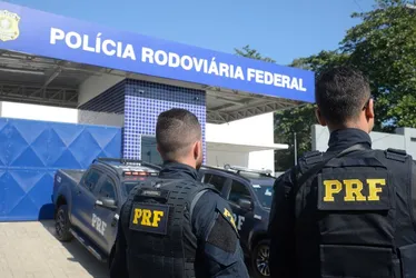 Imagem ilustrativa da imagem PRF abre investigação após criança de 3 anos ser baleada durante abordagem no Rio