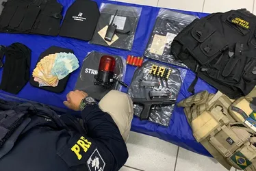 Imagem ilustrativa da imagem PRF detém dupla em carro roubado e com identidade falsa de agente penitenciário