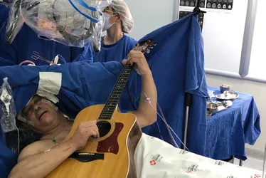 Imagem ilustrativa da imagem Paciente canta e toca violão durante cirurgia cerebral em Curitiba