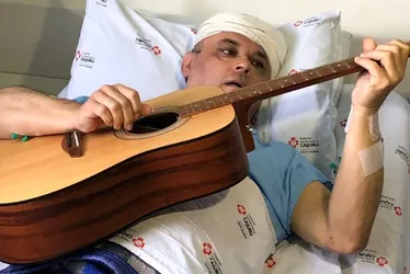 Imagem ilustrativa da imagem Paciente canta e toca violão durante cirurgia cerebral em Curitiba