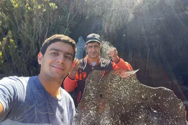 Imagem ilustrativa da imagem Pai e filho registram cachoeira congelada no Caparaó capixaba
