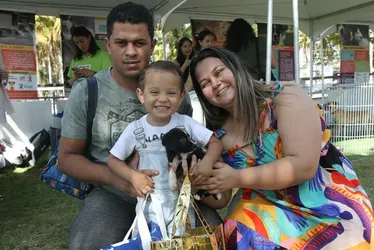 Imagem ilustrativa da imagem Paixão à 1ª vista entre famílias e pets em feira de adoção