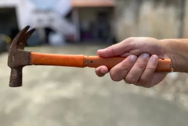 Imagem ilustrativa da imagem Pescador é preso por agredir mulher com martelo em Vitória