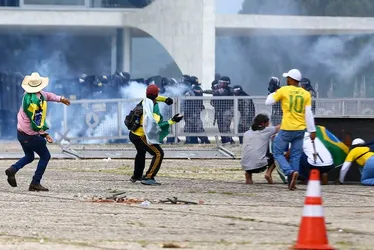 Imagem ilustrativa da imagem Polícia Federal cumpre mandados e mira suspeitos de financiar atos de vandalismo