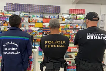 Imagem ilustrativa da imagem Polícia descobre sala secreta para esconder remédios e fecha farmácia da Serra