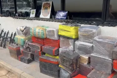 Imagem ilustrativa da imagem Polícia encontra mais de 80 armas e 2 toneladas de maconha em caminhão de porcos