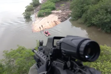 Imagem ilustrativa da imagem Policiais fazem buscas por drogas e suspeitos em ilhota de Vitória