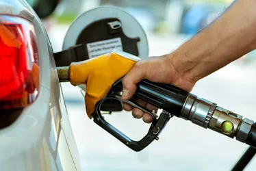 Imagem ilustrativa da imagem Preço da gasolina sobe mais R$ 0,23 por litro e já é o maior desde julho de 2022