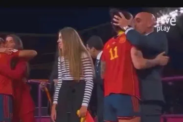 Imagem ilustrativa da imagem Presidente da Federação Espanhola se desculpa por beijar atleta campeã