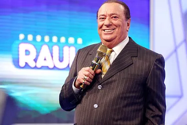Imagem ilustrativa da imagem Raul Gil comemora alta de hospital: "Graças a Deus estou em casa"