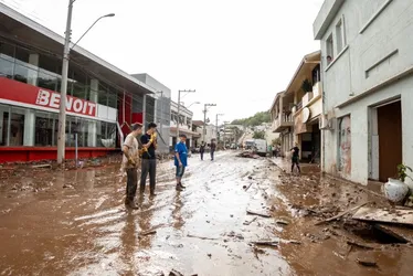 Imagem ilustrativa da imagem Reconstrução de cidades no RS levará em conta mudança climática, diz Eduardo Leite