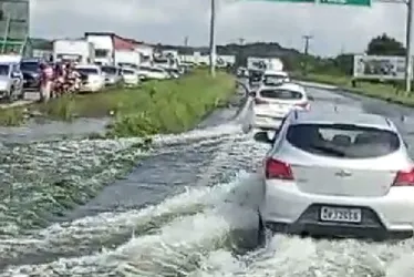 Imagem ilustrativa da imagem Rio transborda na BR-101 Sul próximo à fábrica da Vitarella