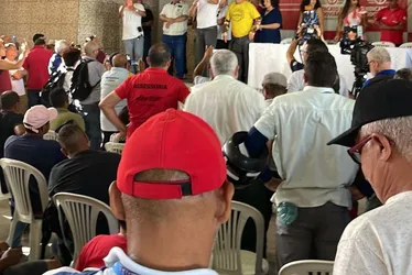Imagem ilustrativa da imagem Rodoviários mantêm greve e ânimos se exaltam em passeata