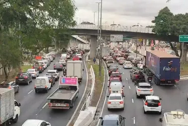 Imagem ilustrativa da imagem São Paulo tem mais de 1.000 km de congestionamento na saída para o feriado
