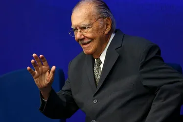 Imagem ilustrativa da imagem Sarney recebe alta de hospital após queda e diagnóstico de isquemia cerebral