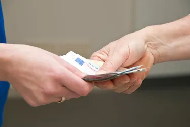 Imagem ilustrativa da imagem Senado aprova projeto para mulher ter salário igual ao do homem em empresas