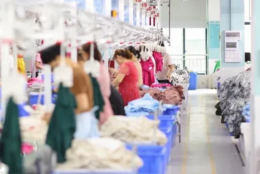 Imagem ilustrativa da imagem Shein vai começar a produzir peças no Brasil em julho