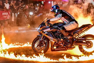 Imagem ilustrativa da imagem Show de adrenalina e manobras em apresentação de motos no ES