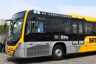 Imagem ilustrativa da imagem Suspeito de importunação sexual é empurrado de ônibus no Rio