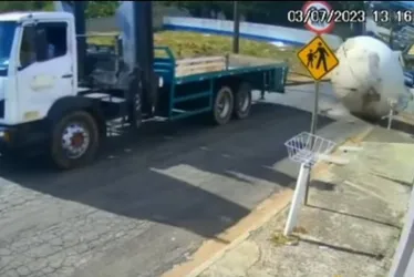Imagem ilustrativa da imagem Tanque de 3 toneladas cai de caminhão e rola por rua no interior de SP