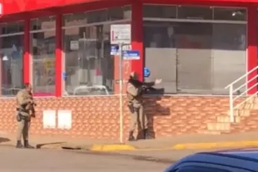 Imagem ilustrativa da imagem Tentativa de assalto a banco tem tiroteio e carro incendiado em SC