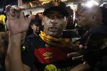 Imagem ilustrativa da imagem Torcida do Sport “invade” o Aeroporto dos Guararapes para receber Diego Souza
