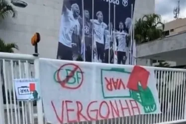 Imagem ilustrativa da imagem Torcida organizada do Palmeiras protesta na sede da CBF