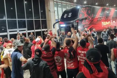 Imagem ilustrativa da imagem Torcida recebe Flamengo com protesto e confusão no Rio: 'Time sem vergonha'