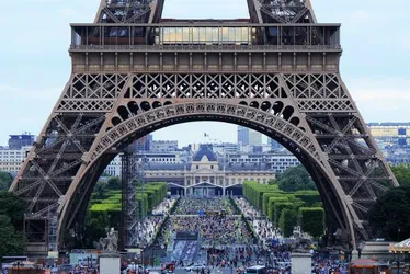 Imagem ilustrativa da imagem Torre Eiffel é esvaziada em Paris após alerta de bomba