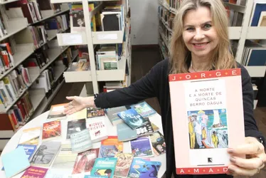 Imagem ilustrativa da imagem Troca de livros em biblioteca municipal de Vitória