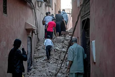 Imagem ilustrativa da imagem Turistas e habitantes do Marrocos doam sangue a vítimas de terremoto