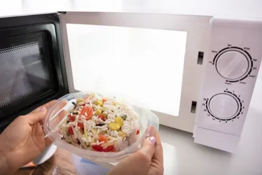 Imagem ilustrativa da imagem Usar potes plásticos no micro-ondas pode intoxicar comida, revela pesquisa